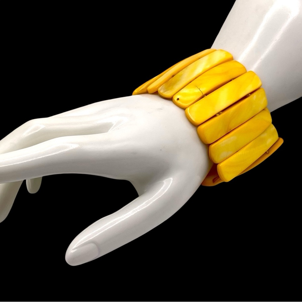 Chunky Vintage Bold Yellow Dyed Mother of Pearl Shell Stretch Statement Bracelet